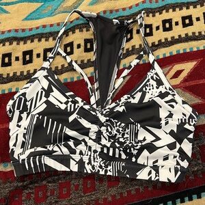 Gymshark Sports bra 🖤🤍